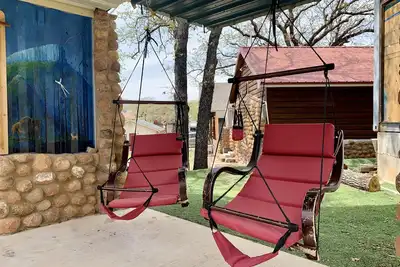 Image de In the Heart of Medicine Park, Right outside of Fort Sill perfect for Basic Training Graduation.