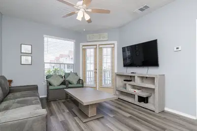 Image de Shell-ebrate Serenity: Pet Friendly Condo Walking Distance to Beach