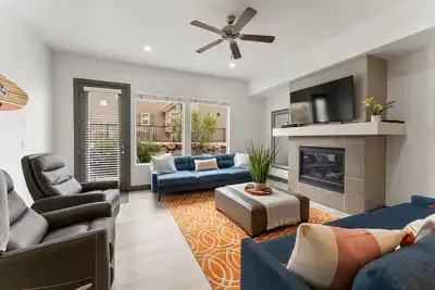 Image de Best Day Ever - Beautiful 4 bedroom, 2 Community Pools, Extras!