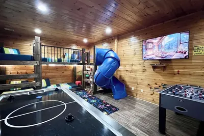 Image de Prime Location-⛰️ Views -Theater- Game Room-Custom Bunks W 🛝- Ev Charger-Ez Roads