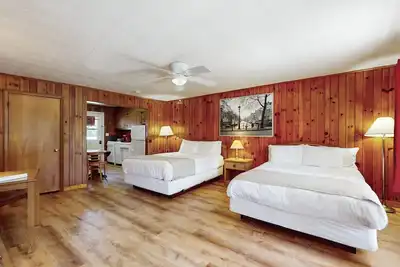 Image de Lakeview studio condo with pool, fire pit, canoes & paddle boats, tennis, & WiFi