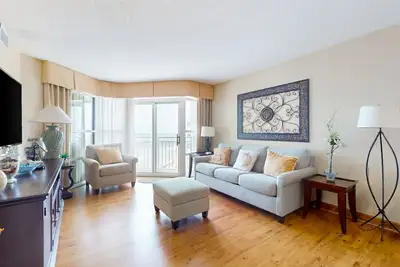 Image de Beautiful beachfront condo with pool, hot tub, beach access, & washer/dryer