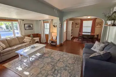 Image de Cozy cottage within walking distance of almost everything