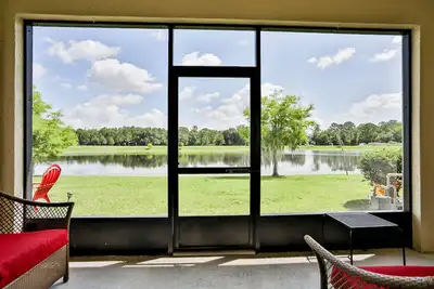 Image de Delightful lakefront townhome with pool, volleyball, fast WiFi & Ac