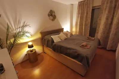 Image de 3-zi. Erdgeschosswohnung, wilhelmshöher Alle, separater Eingang, terrasse, 5min Tram