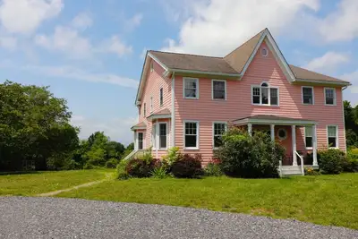 Image de Fully Renovated Home with 12 acres and heated saltwater pool