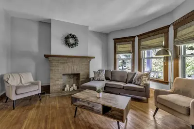 Image de Beautifully Renovated 3 bedroom Elmwood Village Apt