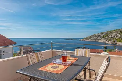 Image de Whole house on 3 floors with heated swimming pool in complete only 70 m from sea