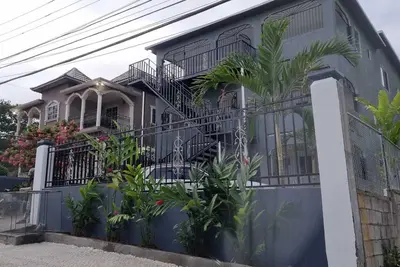 Image de New Era Apartments-Modern, Comfortable, stylish and protected. 11mins from airport