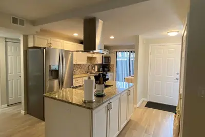 Image de Coastal Charm and Convenient Location, 4 miles from famed Siesta Key Beach.