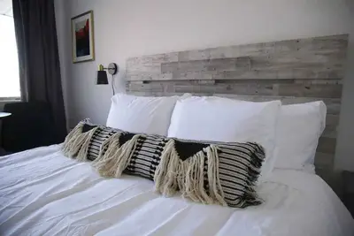 Image de Fillmore Lodge: Bright Queen Room, Lowest Price!