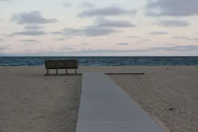 Image de Newly Updated Centrally Located to Beach and Shops