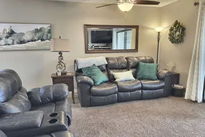 Image de 2 Min to Strip! Large Condo, Pools, Hot tub, Sauna, Golf & Shows!