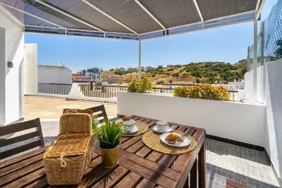 Image de ♥ Lovely & Peaceful Beach House ♥ Balcony ♥ Old Town ♥ 5mins walking to Beach