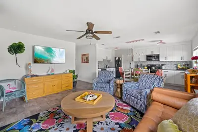 Image de 2. 5 Blocks to Beach | Unlimited Pool & Kayak Access* | Walk to Food & Activities