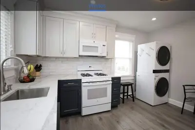 Image de Beautiful sun filled 2 Br 3 blocks from beach- 2 beach passes- kids are free