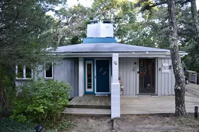 Image de Mid Century 3 bedroom house on private wooded lot. . 5 min to beaches