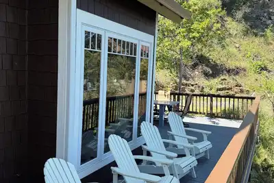 Image de Newly remodeled waterfront home in a beautifully protected bay on Finley Point!