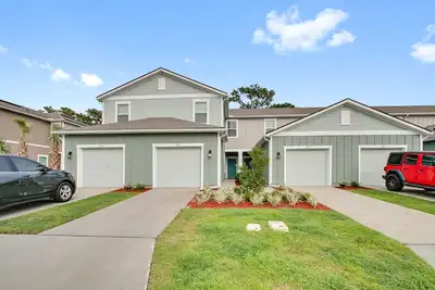 Image de Centrally Located Townhome!