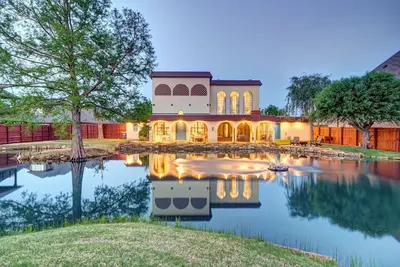 Image de Historic Villa🚶1 min from Lake Hefner🏊 Hot Tub 🎱Pool Table🐶Friendly🎣Fishing