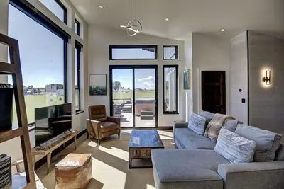 Image de Modern Wintercrest Oasis