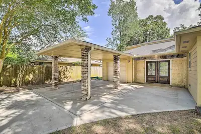 Image de Spacious Houston Family Home with Game Room!