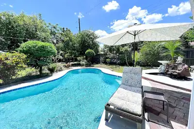 Image de 4br/2. 5bth Saltwater Pool home with Outdoor Kitchen and Fruit Trees