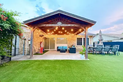 Image de Near Highways, Family Friendly, Dart, Tesla Charger, Foosball, Grill, Garage