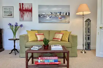 Charming, light, and bright lower ground floor apartment in Walmer