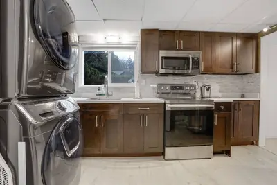 Image de Like new Suite with full kitchen and private bath