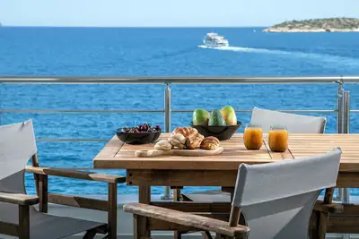 Image de La Vista Apartment - Sea View steps to the beach