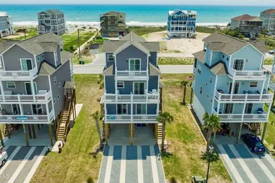 Image de Views! Family Friendly 4 bedroom, sleeps 11, steps to the Beach, Sound or Pool.