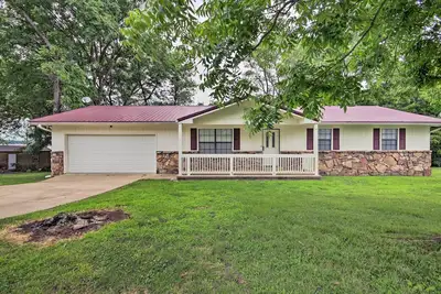 Image de Yard + 15' Boat Slip: Waterfront Grove Getaway