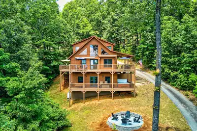 Image de Spacious Murphy Chalet w\/ Hot Tub: Mtn Views!