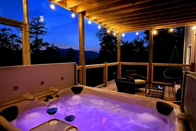Image de Modern Five Star Stay | Serene Mtn Views | Hot Tub
