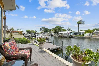 Image de Beautiful Waterfront Townhome!