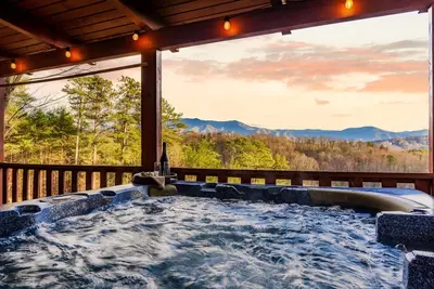 Image de Luxury Smoky Mountain Cabin with Hot Tub, Bbq, Pool Table, and Scenic Views