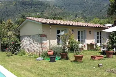 Image de Villa avec piscine et beau jardin. Les animaux sont acceptés.