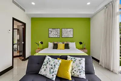 Image de Easy access to restaurants and night life from Pacific Park 305