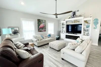 Image de Newly Built 3min walk to beach, hot tub, b-ball, pet friendly, parking for Rv’s