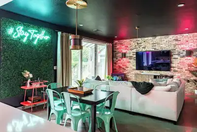 Image de Upstay: Luxe Pool Retreat—7 Min to Rainey St
