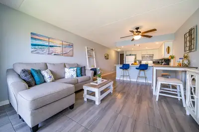 Image de Cozy Condo Across the Street from the Ocean!