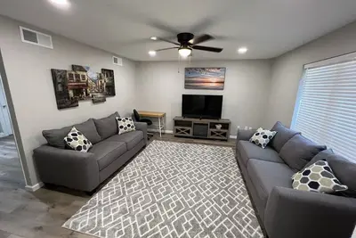 Image de Cheerful 2 bedroom home 20 minutes from downtown