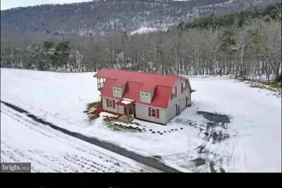 Image de Converted barn with great views, hottub, pool table, shuffleboard & firepit.
