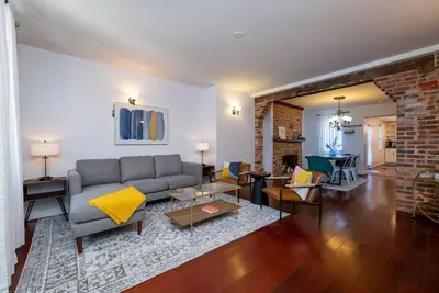 Image de Charming 4 bedroom home just steps to the water!