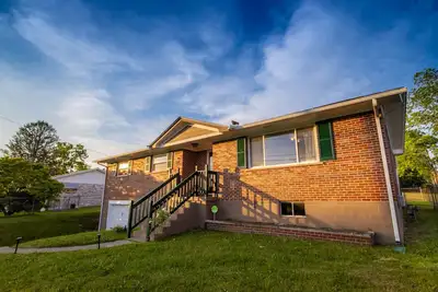 Image de Pet Friendly*Pool Table*Heated Patio Green Door Getaway @ New River Gorge Np