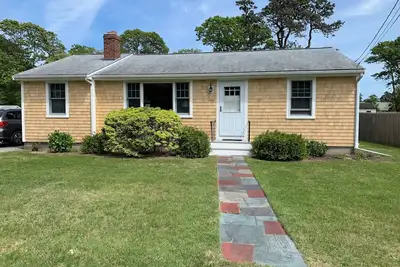 Image de Cottage in Dennis Port. Walk to beach!
