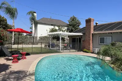 Image de Beautiful Glendora Home with remodeled bathrooms, large yard, pool.