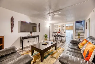 Image de Jungle-Inspired Urban Oasis | Pet Friendly Stay