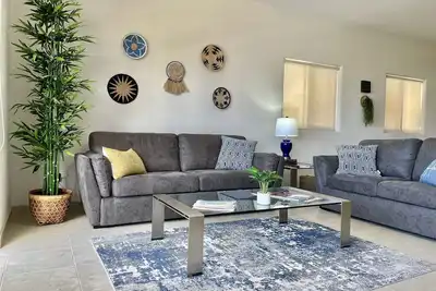 Image de King Bed 2/2 Condo - Newly Furnished - Walk to Beach